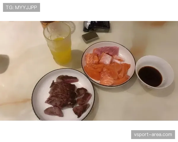李诗沣训练完直接啃鸡胸肉，这自律看得我手里的奶茶不香了