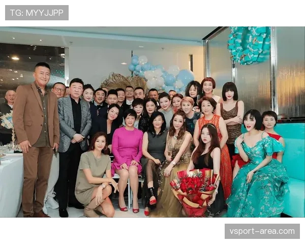 拉菲尼亚这波打扮，像是直接走出豪门派对的，小区大妈都看懵了！